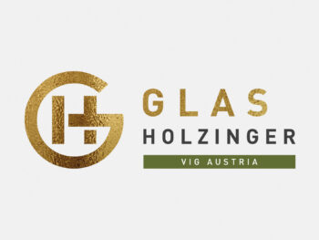 Logo Glas Holzinger in Farbe auf grauem Hintergrund