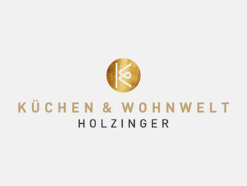 Logo Küchen & Wohnwelt Holzinger in Farbe auf grauem Hintergrund